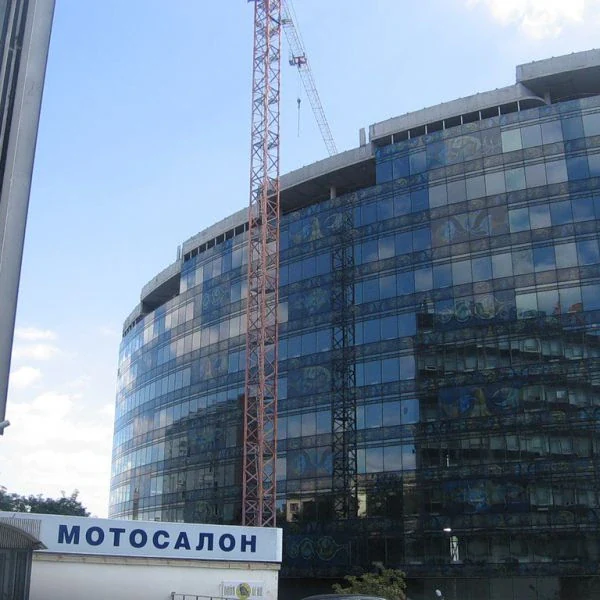 Зеркальная тонировка фасадных окон офисного здания — работа Профитона из портфолио